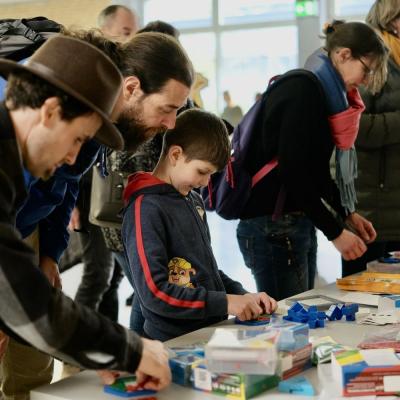 Knobeln für die wartenden Eltern und Geschwister - Foto: Jürgen Küppers