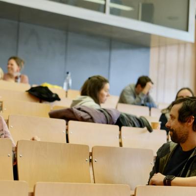 Wartende Eltern und Geschwister im Hörsaal während der Aufgabenbearbeitung - Foto: Jürgen Küppers