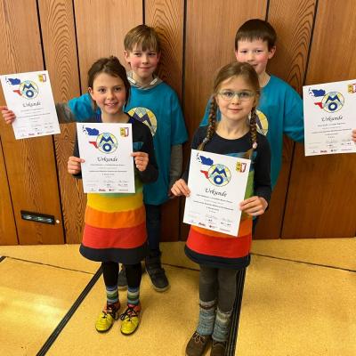 Das Landessieger-Team der Viertklässler von der Friedrich-Junge-Schule Kiel, gemeinsam mit dem Drittklässlerteam