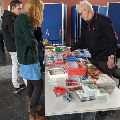 Herr Uhl von Logika-Spiele stellte aus