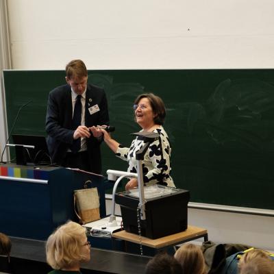 Torben von Seeler und Doris Gabelmann-Küppers begrüßen die Drittklässler - Foto: Jürgen Küppers
