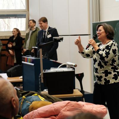 Torben von Seeler und Doris Gabelmann-Küppers begrüßen die Drittklässler - Foto: Jürgen Küppers