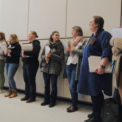 Wettkampfhelfer begleiten die Kinder in die Seminarräume - Foto: Jürgen Küppers