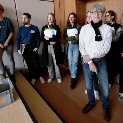 Wettkampfhelfer + Schulrat im Hörsaal der Viertklässler - Foto: Jürgen Küppers