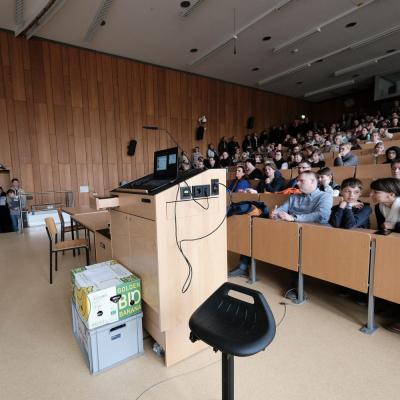 Cay Tonner begrüßt die Viertklässler - Foto: Jürgen Küppers