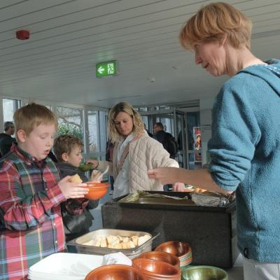 Bei der Suppenausgabe - Foto: Jürgen Küppers