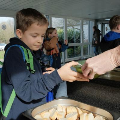 Bei der Suppenausgabe - Foto: Jürgen Küppers