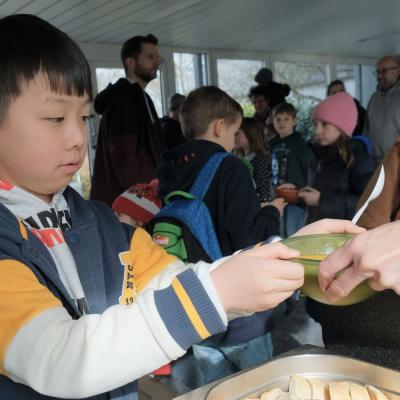 Bei der Suppenausgabe - Foto: Jürgen Küppers