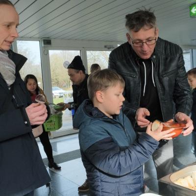 Bei der Suppenausgabe - Foto: Jürgen Küppers