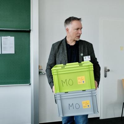 Mit Hochdruck werden die Aufgaben kontrolliert - Foto: Jürgen Küppers
