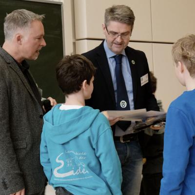 Cay Tonner und Stefan Ziervogel bei der Siegerehrung der Viertklässler - Foto: Jürgen Küppers