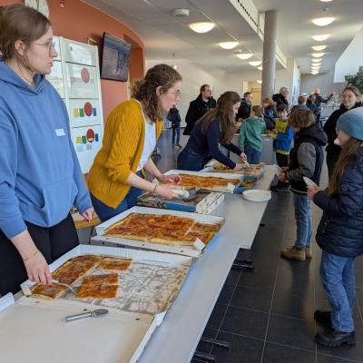 Bild 4: Zum Mittag gibt es Pizza