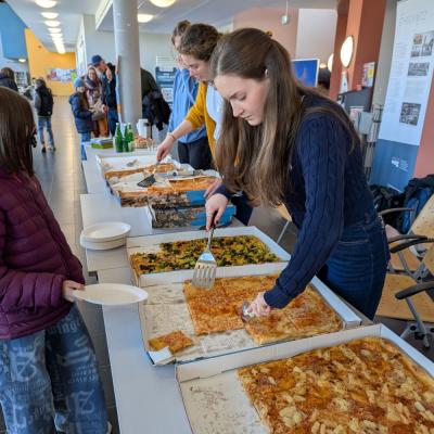 Bild 3: Zum Mittag gibt es Pizza