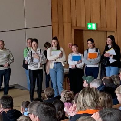 Bild 54: Die Helfer mit den Arbeitsmappen