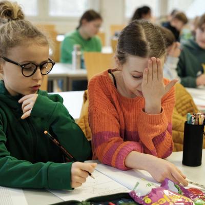 Bild 59: Bei der Aufgabenbearbeitung im Seminarraum, Foto: Jürgen Küppers