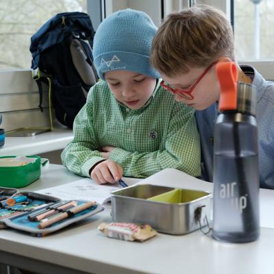 Bild 62: Bei der Aufgabenbearbeitung im Seminarraum, Foto: Jürgen Küppers