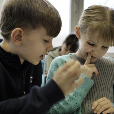 Bild 63: Bei der Aufgabenbearbeitung im Seminarraum, Foto: Jürgen Küppers
