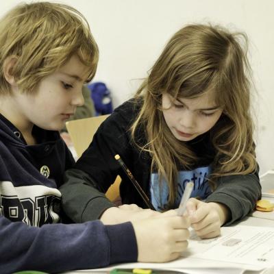 Bild 66: Bei der Aufgabenbearbeitung im Seminarraum, Foto: Jürgen Küppers