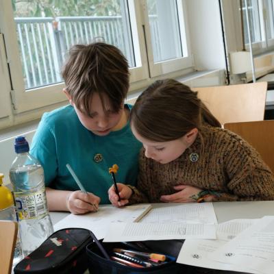 Bild 71: Bei der Aufgabenbearbeitung im Seminarraum, Foto: Jürgen Küppers