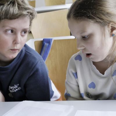 Bild 76: Bei der Aufgabenbearbeitung im Seminarraum, Foto: Jürgen Küppers