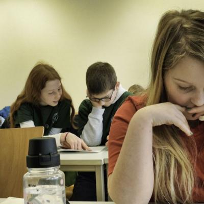 Bild 79: Bei der Aufgabenbearbeitung im Seminarraum, Foto: Jürgen Küppers