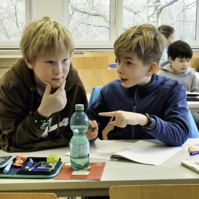 Bild 83: Bei der Aufgabenbearbeitung im Seminarraum, Foto: Jürgen Küppers