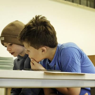 Bild 86: Bei der Aufgabenbearbeitung im Seminarraum, Foto: Jürgen Küppers