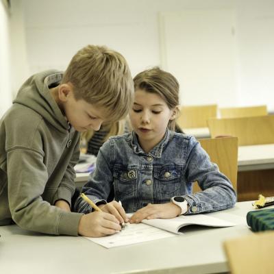 Bild 89: Bei der Aufgabenbearbeitung im Seminarraum, Foto: Jürgen Küppers