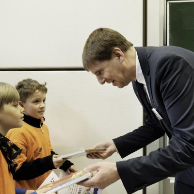 Bild 118: Siegerehrung der Drittklässler mit Torben von Seeler, Foto: Jürgen Küppers