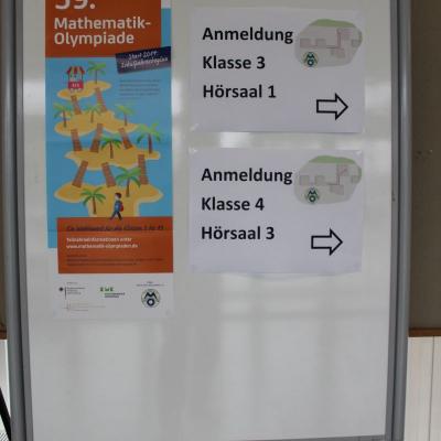 Eingangsbereich mit Hinweisschildern