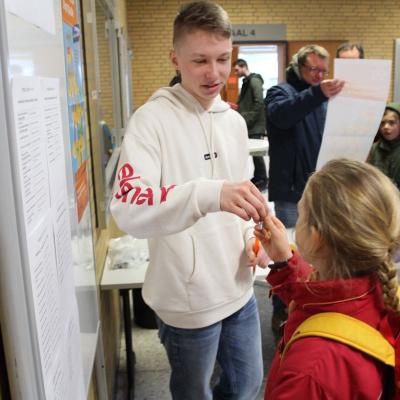 Jeder Denksportler erhält einen MO-Ansteckpin zur Veranstaltung