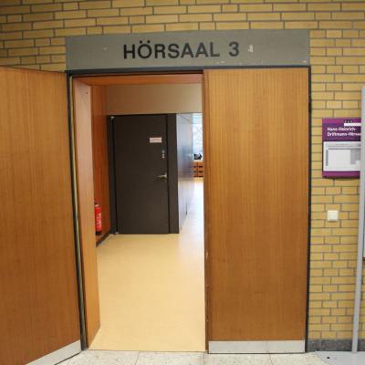Eingang zum Hörsaal
