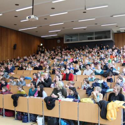 Blick in den vollen Hörsaal