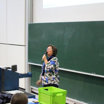 Doris Gabelmann begrüßt die Kinder