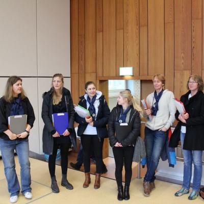 Lehrkräfte begleiten die Denksportler in die Seminarräume