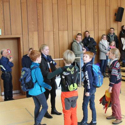 Die letzten Teams verlassen nach der Begrüßung den Hörsaal 3