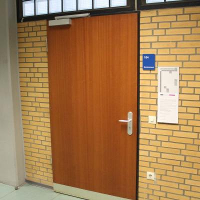 Seminarraumtür hinter der gerechnet wird