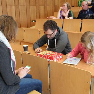 Wartende Eltern und Geschwister im Hörsaal während der Aufgabenbearbeitung