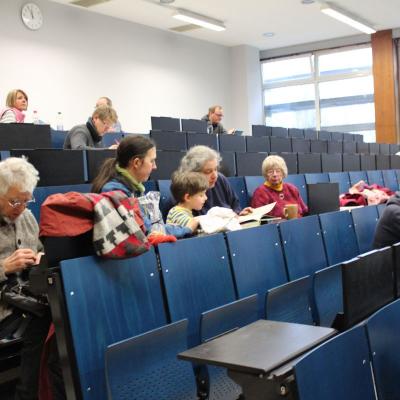 Wartende Eltern, Großeltern und Geschwister im Hörsaal 1