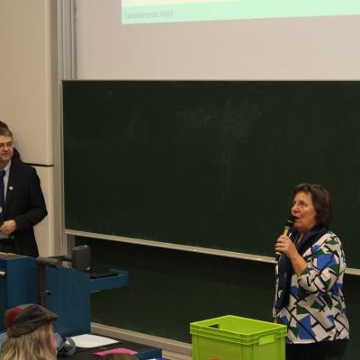 Doris Gabelmann eröffnet die Siegerehrung für die dritten Klassen