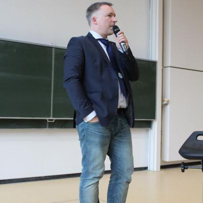 Cay Tonner eröffnet die Siegerehrung für die vierten Klassen